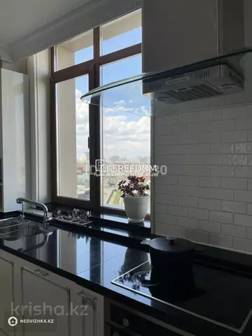 5-комнатная квартира, этаж 10 из 26, 246 м²
