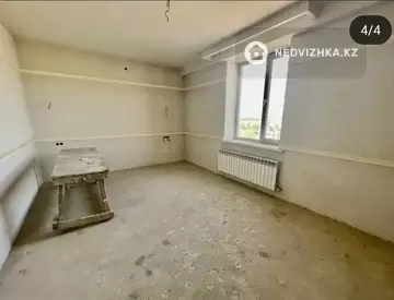 4-комнатная квартира, этаж 3 из 5, 240 м²