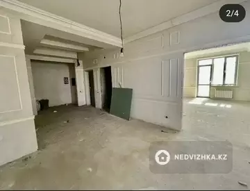 4-комнатная квартира, этаж 3 из 5, 240 м²