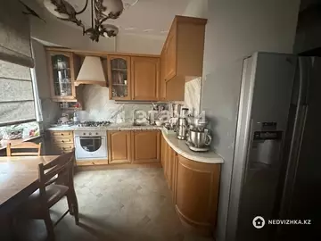 3-комнатная квартира, этаж 2 из 5, 70 м², на длительный срок