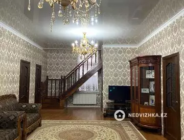 7-комнатный дом, 7 соток, 300 м²