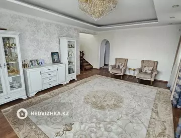 5-комнатная квартира, этаж 9 из 10, 190 м²