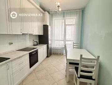 3-комнатная квартира, этаж 4 из 7, 90 м², на длительный срок