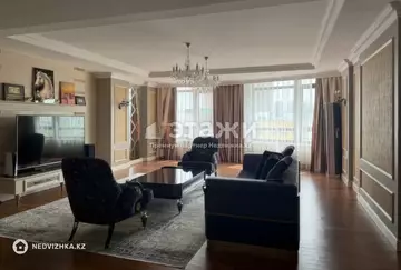4-комнатная квартира, этаж 5 из 18, 223 м²