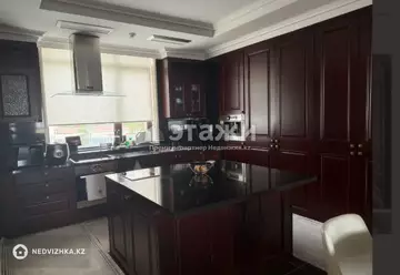 4-комнатная квартира, этаж 5 из 18, 223 м²