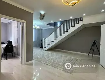 4-комнатная квартира, этаж 5 из 6, 176 м²