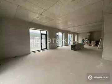 5-комнатная квартира, этаж 3 из 4, 339 м²