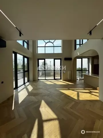 7-комнатная квартира, этаж 1 из 6, 290 м²