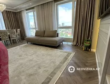 4-комнатная квартира, этаж 8 из 21, 132 м²