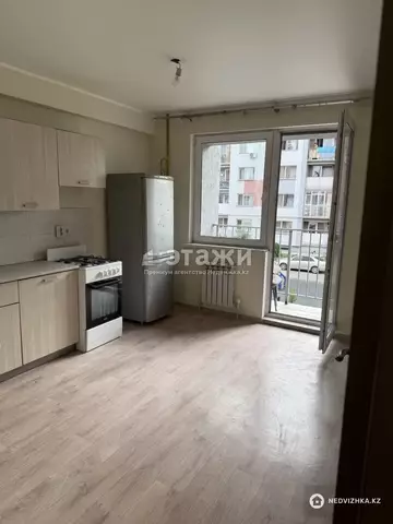 3-комнатная квартира, этаж 2 из 10, 77 м²