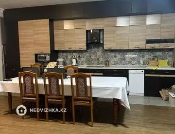 4-комнатная квартира, этаж 10 из 13, 140 м²