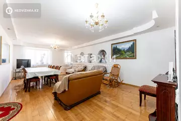 4-комнатная квартира, этаж 4 из 10, 133 м²