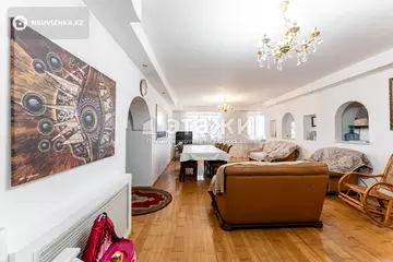 4-комнатная квартира, этаж 4 из 10, 133 м²