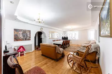 4-комнатная квартира, этаж 4 из 10, 133 м²