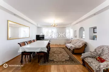 4-комнатная квартира, этаж 4 из 10, 133 м²