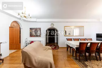4-комнатная квартира, этаж 4 из 10, 133 м²