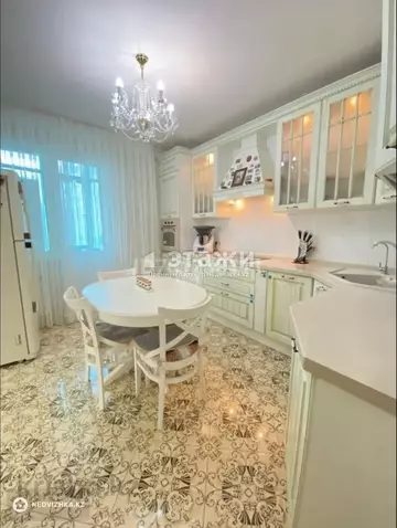 4-комнатная квартира, этаж 7 из 24, 159 м²