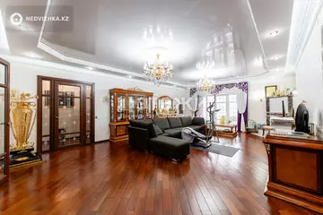 4-комнатная квартира, этаж 4 из 5, 232 м²