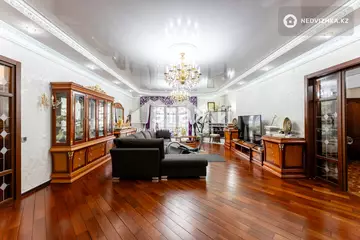 4-комнатная квартира, этаж 4 из 5, 232 м²