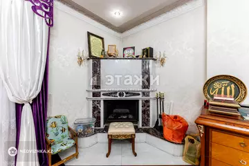 4-комнатная квартира, этаж 4 из 5, 232 м²