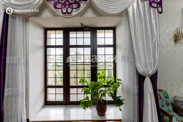 4-комнатная квартира, этаж 4 из 5, 232 м²
