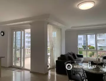 3-комнатная квартира, этаж 4 из 8, 130 м²