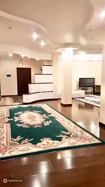 4-комнатная квартира, этаж 5 из 10, 196 м²
