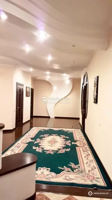 4-комнатная квартира, этаж 5 из 10, 196 м²