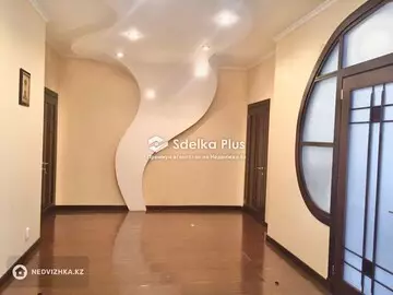 4-комнатная квартира, этаж 5 из 10, 196 м²
