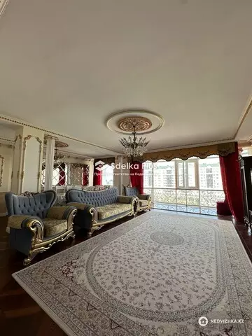 5-комнатная квартира, этаж 8 из 12, 220 м²