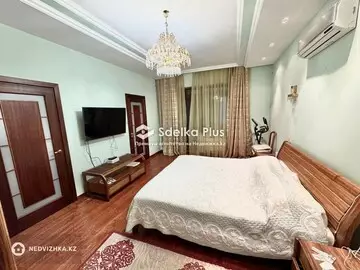 4-комнатная квартира, этаж 4 из 5, 179 м²