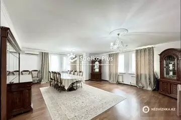 5-комнатная квартира, этаж 13 из 20, 220 м²