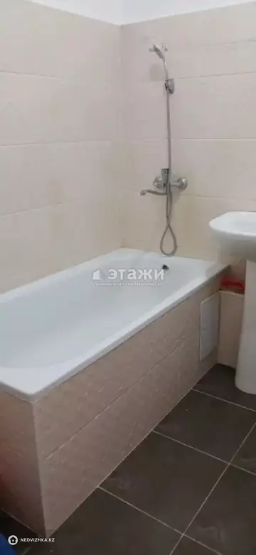 2-комнатная квартира, этаж 3 из 9, 64 м²