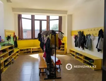 Здание, 2 этажа, 990 м²