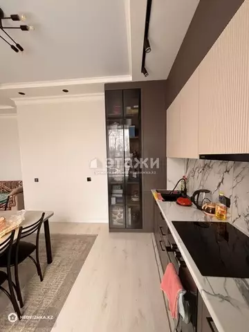 2-комнатная квартира, этаж 1 из 10, 60 м²