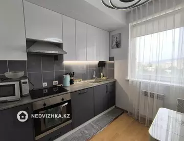 2-комнатная квартира, этаж 10 из 13, 47 м², посуточно