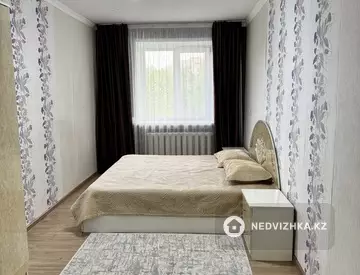 3-комнатная квартира, этаж 4 из 5, 65 м², посуточно