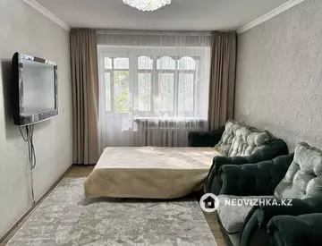 3-комнатная квартира, этаж 4 из 5, 65 м², посуточно