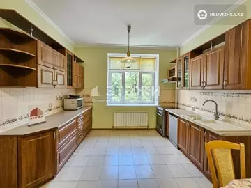 3-комнатная квартира, этаж 2 из 12, 130 м²