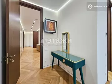 4-комнатная квартира, этаж 2 из 3, 196 м²