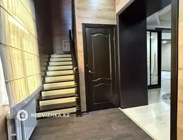 7-комнатный дом, 10 соток, 289 м²