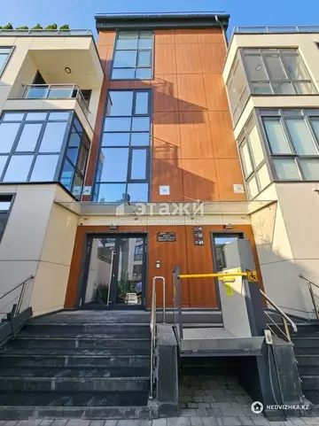 4-комнатная квартира, этаж 3 из 3, 180 м²