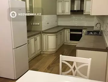 3-комнатная квартира, этаж 3 из 6, 130 м², на длительный срок