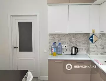 2-комнатная квартира, этаж 3 из 10, 65 м², на длительный срок