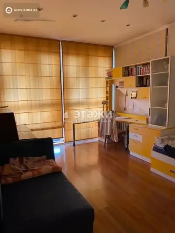 4-комнатная квартира, этаж 8 из 8, 94 м²
