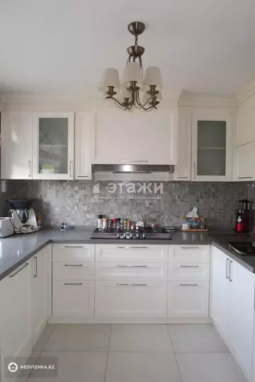 4-комнатная квартира, этаж 4 из 5, 153 м², посуточно