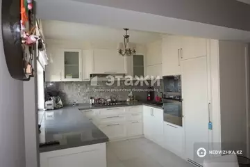4-комнатная квартира, этаж 4 из 5, 153 м², посуточно