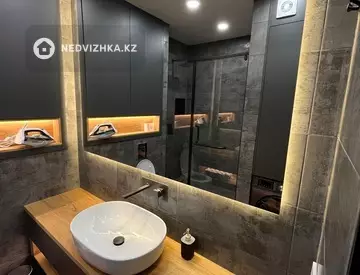 2-комнатная квартира, этаж 11 из 13, 60 м², посуточно