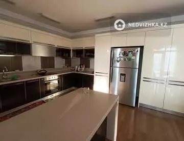 4-комнатная квартира, этаж 3 из 21, 154 м²