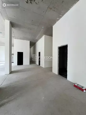 5-комнатная квартира, этаж 1 из 8, 236 м²